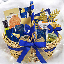 "Новогодняя корзина" набор: конфеты ассорти, молочный шоколад, драже, фруктовые чипсы, оливковое масло,  риет, чай, мед