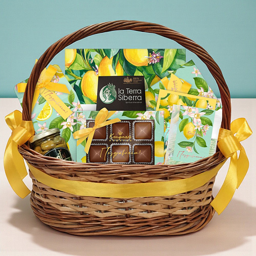 Подарочная корзина: мармелад, конфеты глазированные, шоколадные конфеты "Ассорти", чай, оливки