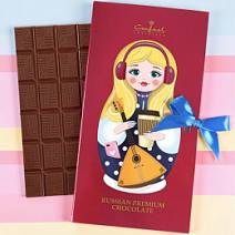 "Русская красавица с балалайкой" открытка молочный шоколад 