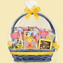 Пасхальная корзина шоколада, мармелада, конфет глазированных