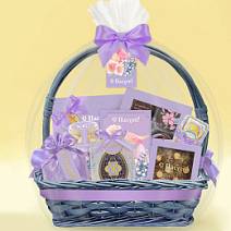 Пасхальная корзина с шоколадом и конфетами