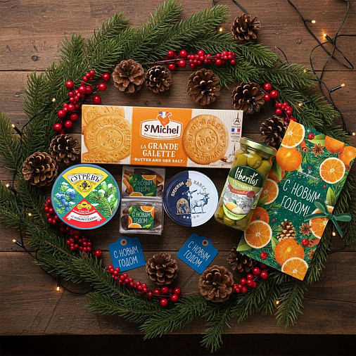 Новогодний набор шоколада и конфет: драже, цукаты, оливки, паштет, чай 805г