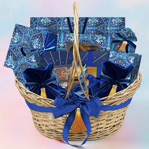 "С праздником Ураза-Байрам" корзина подарочная: шоколада, драже, конфет ручной работы, кофе (синяя)