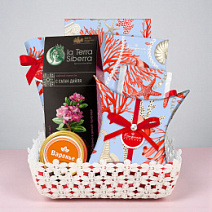 Подарочная корзина: шоколад, мармелад, конфеты глазированные, конфеты " Ассорти", чайный напиток, варенье