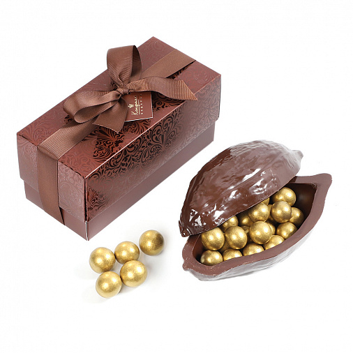 Какао-боб из горького шоколада с драже фундук в горьком шоколаде золотого цвета